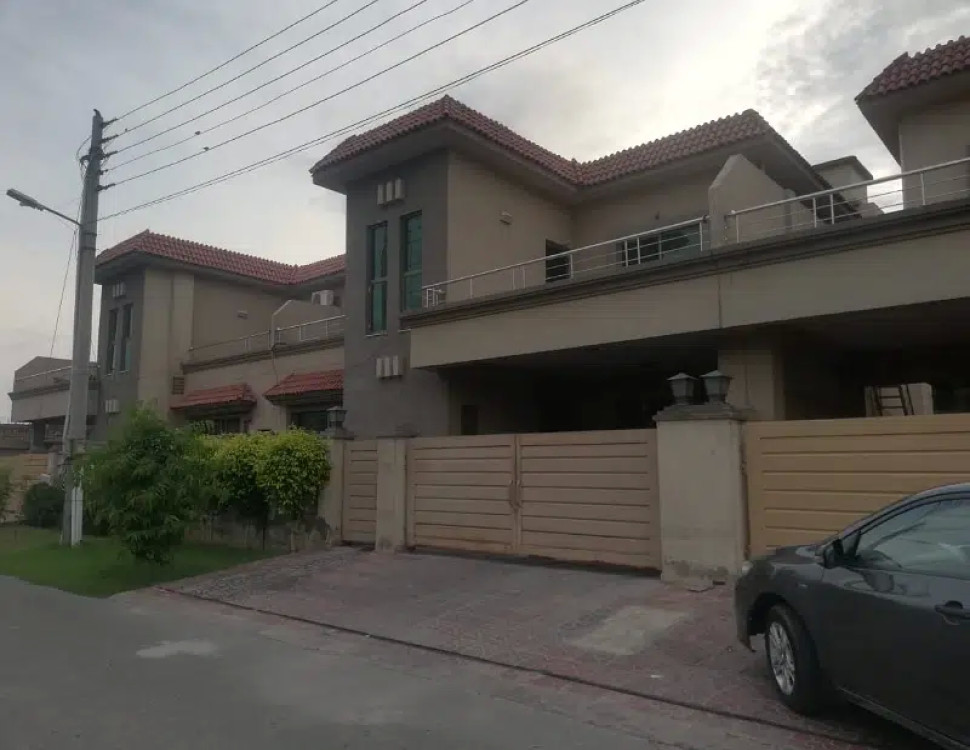 Askari 11 Sector A, 10 Marla, 3 Bed Luxury House available for Sale